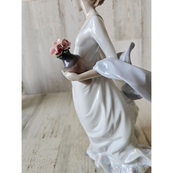 Lladro 8242 reverie moment Utopia 2005 girl pot flower basket lady dress figurin - Picture 7 of 10